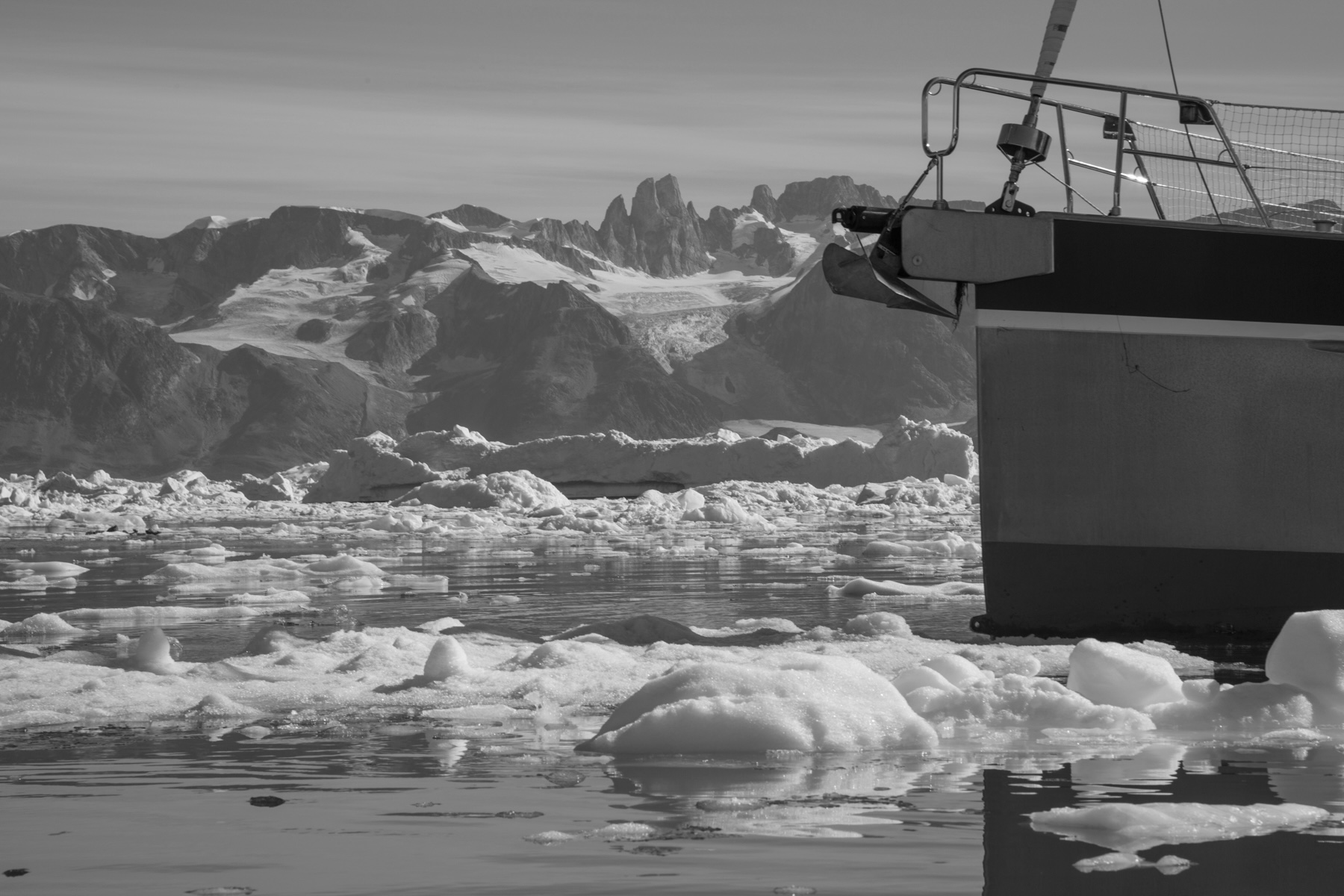 Grenzen ausloten – Schiff navigiert durch Eisberge